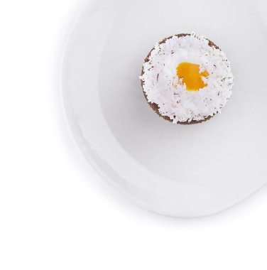 Sarı dolgulu lezzetli hindistan cevizli çörek, beyaz arka planda izole edilmiş, yukarıdan izleniyor.