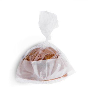 Mühürlü somun ekmeği plastik torbaya koyup beyaza izole edilmiş.