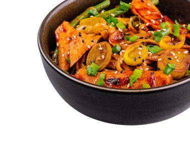 Lezzetli bir kase baharatlı tavuk, taze sebzeli, beyaz üzerine izole edilmiş.