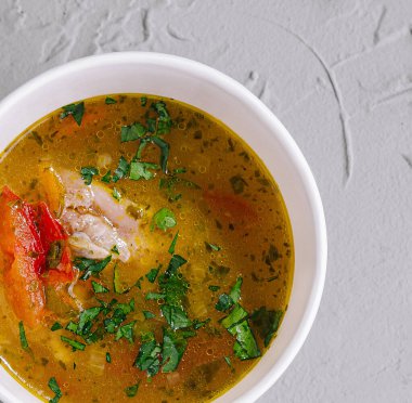 Sağlıklı beslenme kavramları için ideal otlu lezzetli bir çorba kasesinin üst görüntüsü.