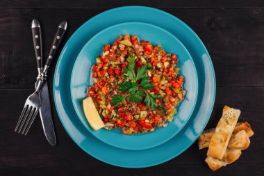 Limonlu, maydanozlu, salatalıklı, domatesli ve turkuaz kaplı Türk salatası.