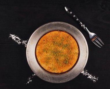 Geleneksel Türk tatlıları. Koyu kırsal masada servis yapıyorlar.