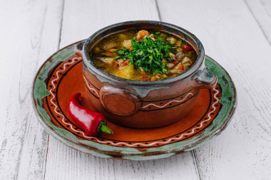 Sıcak çorba buharı soğuk bir günde seni ısıtmaya hazır.