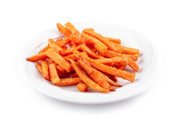 Patates kızartması yığını beyaz arka planda beyaz bir tabakta oturuyor.