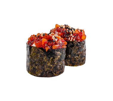 Baharatlı sos ve susam tohumlu iki gunkan maki suşi böreği beyaz arka planda duruyor.