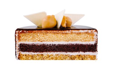 Karamelli şekerlemeler ve beyaz çikolata parçalarıyla süslenmiş, beyaz arka planda izole edilmiş lezzetli çikolatalı pasta.