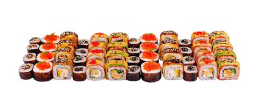 Suşi rulolarının lezzetli çeşitleri, çeşitli taze malzemeler ve renkli malzemeler içeren temiz beyaz bir arka planda sunuluyor.