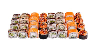 Somon, ton balığı ve avokado içeren güzel bir suşi seçimi, temiz beyaz arka planda sunulmaktadır.