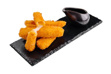 Kızarmış peynir çubukları küçük bir bardak marinara sosuyla birlikte siyah bir taş tabakta servis edilir.