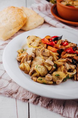 Kızarmış patates, mantarlı ve ızgara sebzeli ekmek ve kremalı çorba.