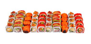 Suşi seti çeşitli ekmekleri deniz ürünleri ve sebzelerle karıştırıyor, beyaz arka planda izole edilmiş.