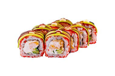 Üstünde avokado dilimleri ve krem peynir, salatalık, somon ve tempura gevrekleri ile dolu tobiko yumurtası olan suşi ruloları.