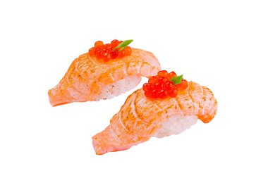 İki lezzetli somon nigiri suşi parçası tobiko roe ile kaplanır ve küçük yeşil bir yaprakla süslenir.