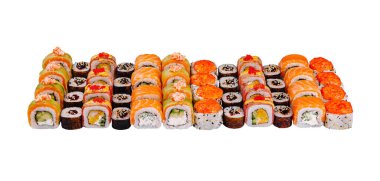 Çeşitli taze malzemeler ve renkli malzemelerin yer aldığı lezzetli suşi rulolarının yakın çekimi.