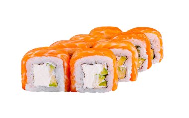 Philadelphia suşi rulosu beyaz arka planda izole edilmiştir.