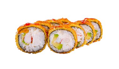 Nefis tempura maki suşi ruloları beyaz arka planda yan yana yatıyorlar.
