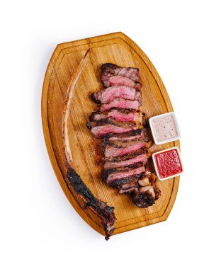 Tahta tahtada iki sosla birlikte dilimlenmiş balta bifteği.