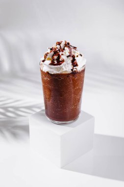 Tazeleyici ve hoşgörülü krema ve çikolata soslu buzlu frappe, tatlı bir ikram için mükemmel.