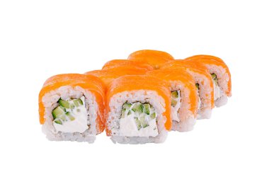 Somon, krem peynir ve salatalıklı suşi beyaz arka planda duruyor.