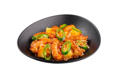 Siyah tabakta servis edilen pirinç, ananas ve biberli tatlı ve ekşi karides.