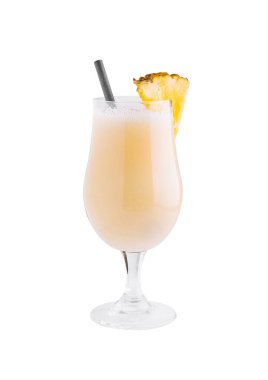 Pina colada kokteyli siyah pipet ve ananas dilimi ile beyaz arka planda duruyor.