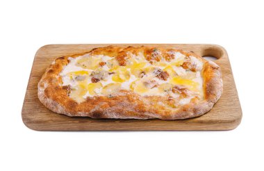 Erimiş peynirli ve ahşap kenarlı lezzetli pizza quattro formaggi.