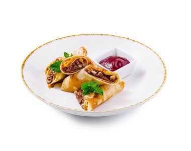 Çilek soslu ince krep, fındık ve nane yaprağı.