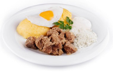 Beyaz tabakta servis edilen geleneksel Romen yemeği, polenta, et ve peyniri