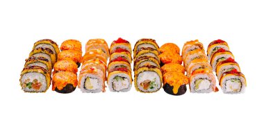 Susam tohumları ve baharatlı sosla kaplı farklı suşi ruloları beyaz arka planda duruyor.