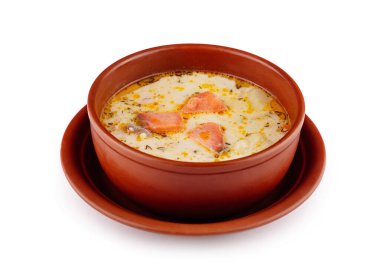 Somon, patates ve dereotlu kremalı çorba geleneksel bir finniş yemeği olan kırsal kahverengi kasede servis edilir.