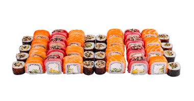 Büyük, renkli uramaki ve hosomaki suşi seti. Beyaz arka planda çeşitli dolgular var.