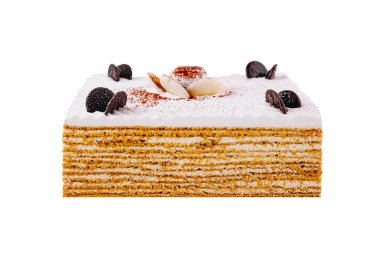 Çikolata ve beyaz kremayla süslenmiş lezzetli çok katmanlı ballı pasta beyaz arka planda duruyor.