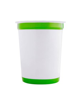 Beyaz arka planda yeşil etiketli beyaz plastik boş yoğurt kabı