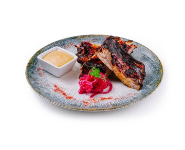 Soslu ve soğanlı ızgara domuz pirzolası.