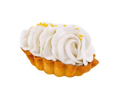 Lezzetli kek sepeti havadar beyaz kremayla dolu ve beyaz arka planda sarı şekerleme parçacıklarıyla süslenmiş.