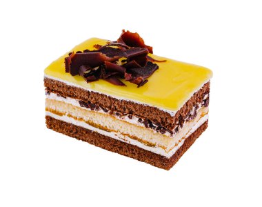 Ağzını sulandıran pasta diliminde, üzerinde sarı krema ve çikolata parçacıkları bulunan çikolata süngeri ve kremalı tabaka, tadını çıkarmayı bekliyor.