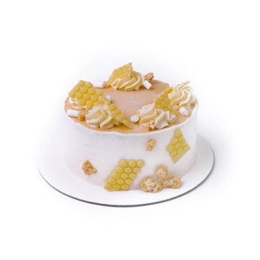 Beyaz çikolata ve parçalarla süslenmiş lezzetli doğum günü pastası beyaz arka planda duruyor.