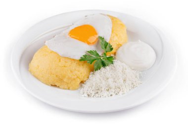 Peynirli, ekşi kremalı ve sahanda yumurtalı polenta servisi restoranda müşteriyi bekliyor.