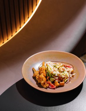 Izgara tavuk şişi, marul, parmesan peyniri, domates ve soslu Sezar salatası.