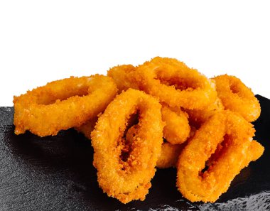 Kızarmış kalamar halkaları ve çıtır altın ekmek siyah bir tabakta servis edilir.