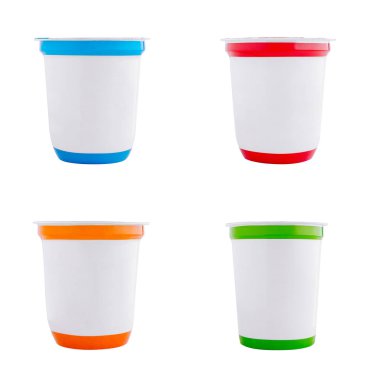 Renkli kapaklı dört boş yoğurt kabı beyaz arka planda duruyor.