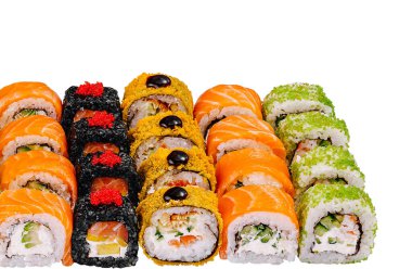 Dolgu malzemelerini gösteren farklı rulo suşi setleri.