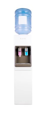 Beyaz arka planda duran büyük mavi bir şişeyle beyaz su soğutucusu.