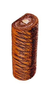 Çikolatalı kek, çikolatalı krema ve çikolata parçacıkları beyaz arka planda izole edilmiş.