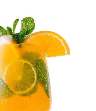 Portakal dilimli soğuk narenciye kokteyli, buz küpleri, limon ve nane yaprakları sıcak yaz günü için mükemmel bir içecek.