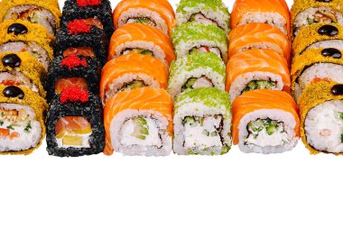 Dolgu malzemelerini gösteren farklı rulo suşi setleri.