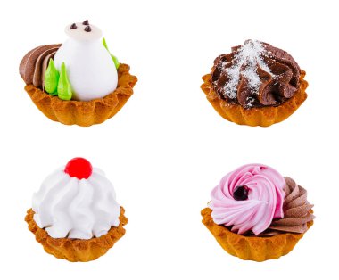 Dört iştah açıcı taze pişmiş kek. Beyaz arka planda farklı tereyağlı krema ile süslenmiş.