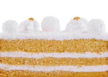 Çok katmanlı pasta lezzetli dolgusunu ve hindistan cevizi süslemesini gösteriyor.