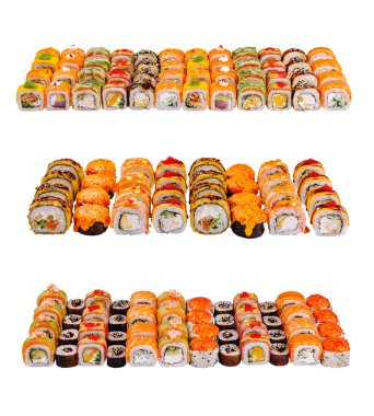 Beyaz arka planda Japon mutfağı sunan çeşitli suşi dürümleri.