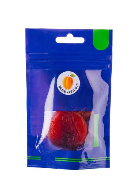 Kurumuş kayısılardan oluşan vakumlanmış bir paket beyaz arka planda son kullanma tarihini gösteriyor